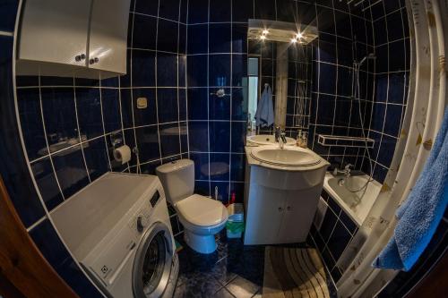 Kúpeľňa v ubytovaní Apartament Zdrojowa 45