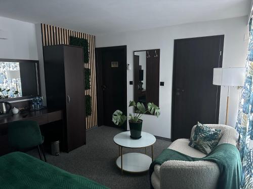 een woonkamer met een bank en een tafel bij Willa Sandomierska in Sandomierz