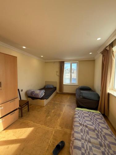 En eller flere senge i et værelse på Rova Home & Hostel