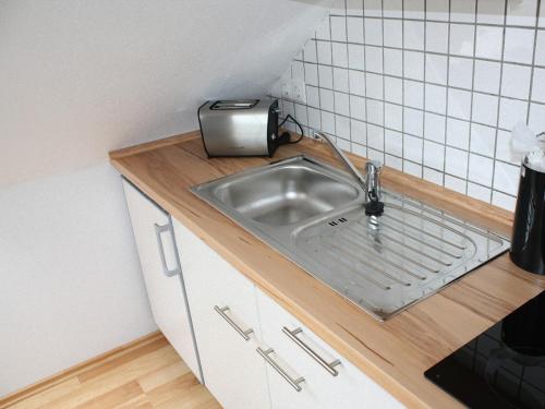 encimera de cocina con fregadero y tostadora en Ferienwohnung Kramer, en Rüber