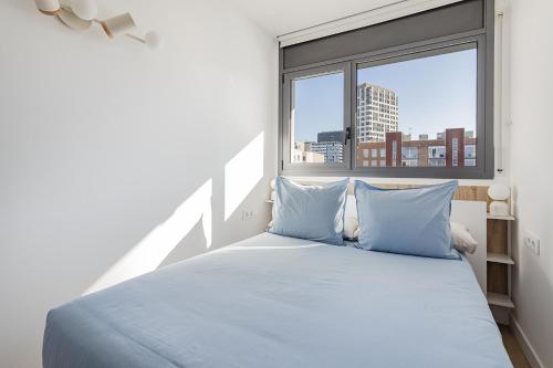 Quiet modern 2 bed apartment with Balcony, Pool and Free Parking
