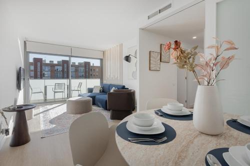 Quiet modern 2 bed apartment with Balcony, Pool and Free Parking