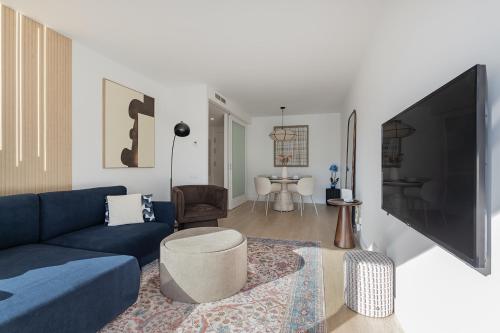 Quiet modern 2 bed apartment with Balcony, Pool and Free Parking