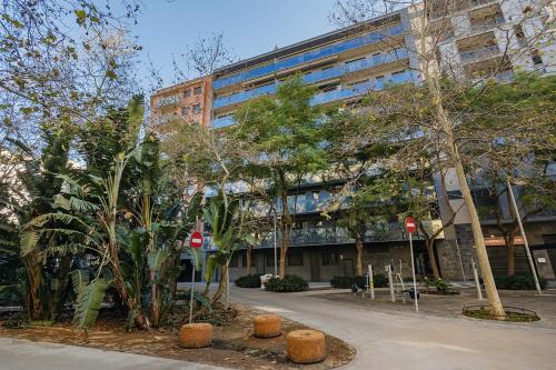 Quiet modern 2 bed apartment with Balcony, Pool and Free Parking