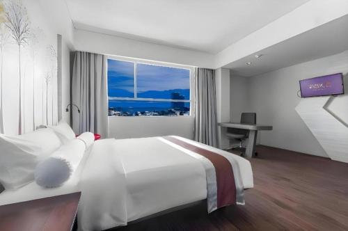 Postel nebo postele na pokoji v ubytování Royal Bay Hotel Makassar