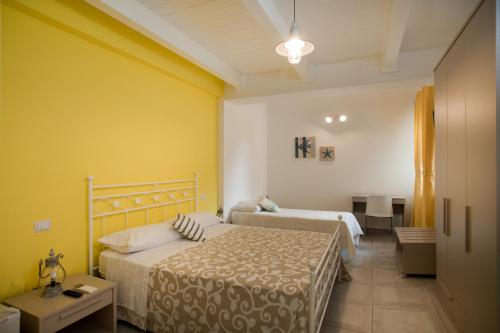 Ένα ή περισσότερα κρεβάτια σε δωμάτιο στο B&B A due Passi dal Mare
