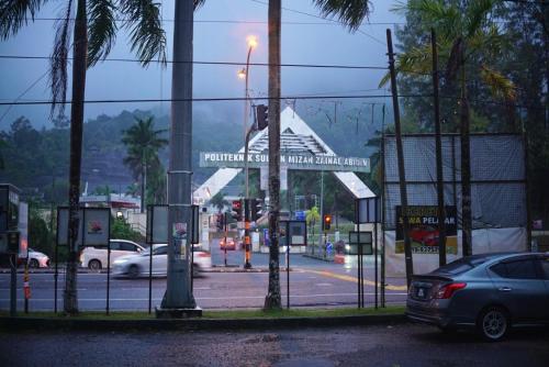 een auto geparkeerd voor een tankstation bij Ariyani Hotel Dungun in Gua Sai