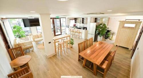 a living room with a wooden table and a kitchen at Chiangkhan Town Hotel in Chiang Khan
