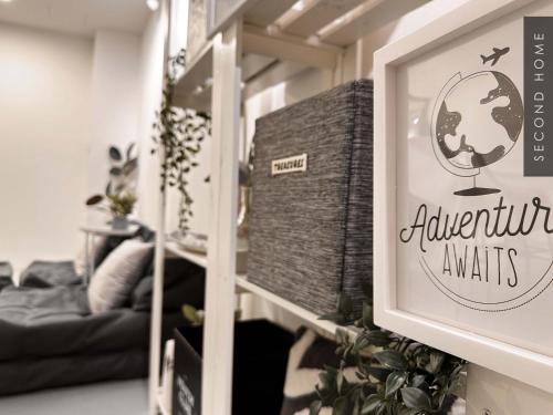 zdjęcie salonu z kanapą w obiekcie Second Home - Kota Kemuning w mieście Shah Alam