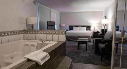 En eller flere senge i et værelse på Coast High Country Inn