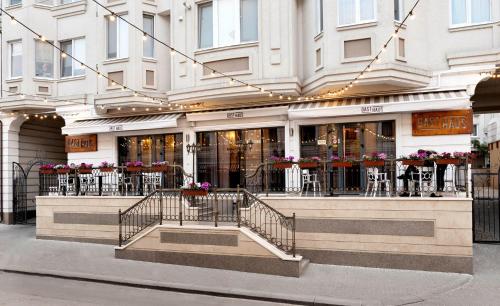 Cozy,bright,central with an in-house restaurant