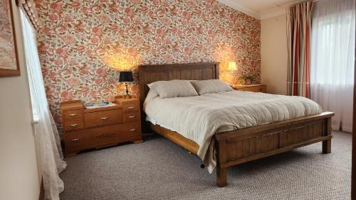 a bedroom with a bed and two nightstands and a bed sidx sidx sidx at La Casa in Napier