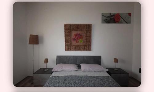 um quarto com uma cama com duas mesas de cabeceira e dois candeeiros em Rosdani Apartment em Palermo