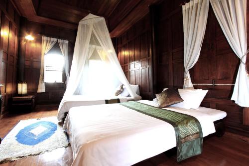 A bed or beds in a room at Dhabkwan Resort
