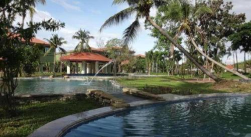 een zwembad voor een resort bij Dork Jumpa Hotel in Ban Xiangda