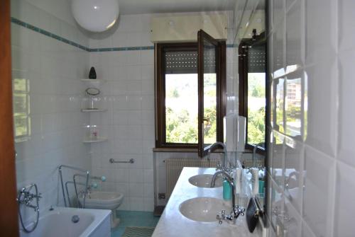 Ett badrum på Appartamenti Vacanza Tra Venezia e le Dolomiti