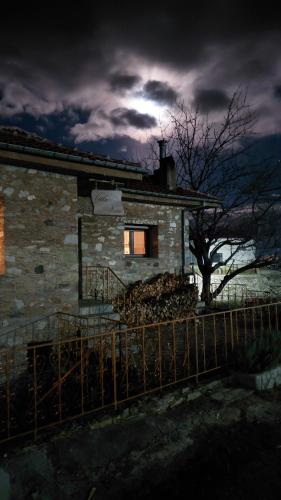 een gebouw met een raam aan de zijkant bij Villa Natsi in Aspróyia