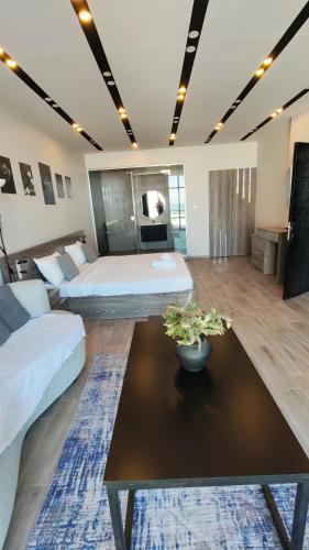 un soggiorno con due letti e un tavolo di LP chalet deadSea view a Sowayma