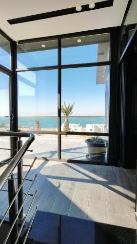 una stanza con vista sull'oceano di LP chalet deadSea view a Sowayma