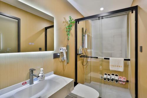 a bathroom with a shower and a sink and a toilet at WEN SI TE HOTEL in Shangta