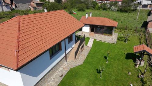 una vista dall'alto di una casa con un tetto arancione di Къща за гости На Мечка a Oborishte