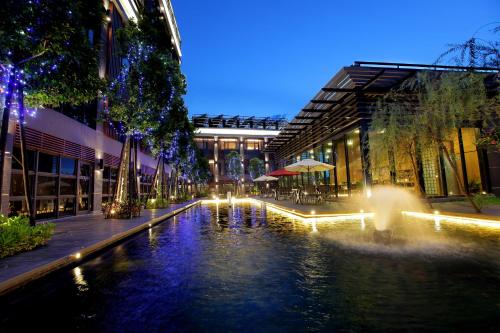 una fuente en medio de una ciudad por la noche en Imperial Dynasty Boutique Hotel, en Dounan