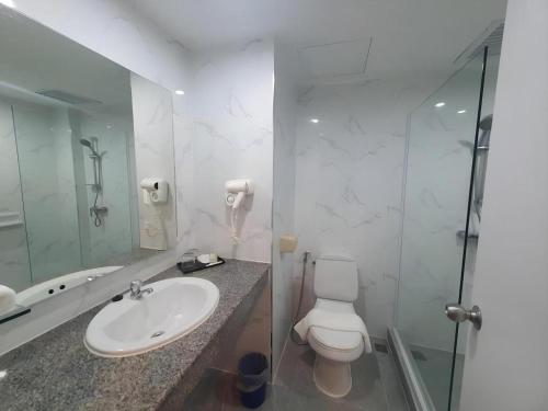 a bathroom with a sink and a toilet and a shower at Bunjongburi Hotel in Ban Tha Kup
