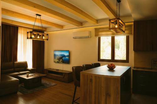 un soggiorno con un divano e un tavolo di Orahovo stone vilas a Virpazar