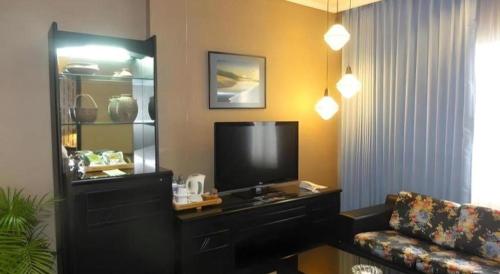 TV/trung tâm giải trí tại Regent's Park Hotel at Kayutangan Malang