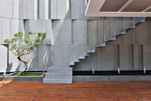 a concrete staircase in a building with a tree at Hotel Mapp in Taichung