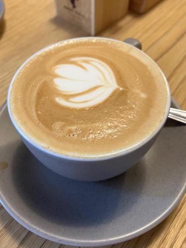 una tazza di caffè su un piatto su un tavolo di Passer Relais Bistrot a Menaggio