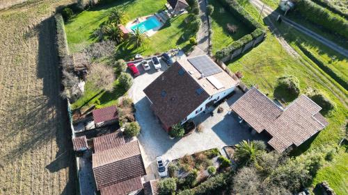 Et luftfoto af Le Chalet des Pins - La Forge De Clermont