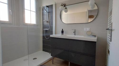 a bathroom with a sink and a shower at T3 indépendant Villa Heas in Argelès-Gazost