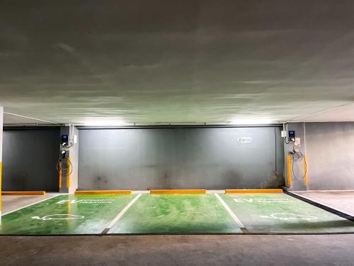 een gymzaal met een tennisbaan voor een muur bij Slive Hotel in Surin