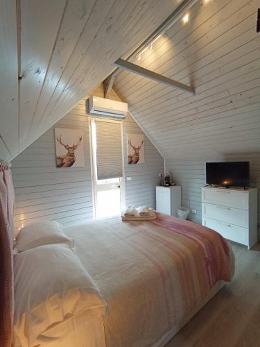 a bedroom with a large bed in a attic at La Culla del Conte in Bucchianico