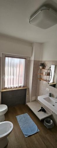 a bathroom with a toilet and a sink at l'igloo b&b in Sedico