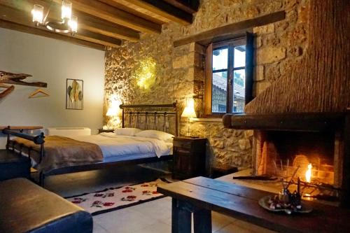 ein Schlafzimmer mit Bett und Kamin in der Unterkunft Ξενώνας Αστερωδή in Synikia Mesi Trikalon