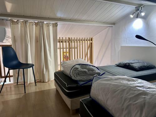 a bedroom with a bed and a desk and a chair at Appartement région de St-Tropez in Grimaud