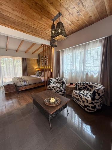 En eller flere senge i et værelse på Ameg Lodge Kilimanjaro