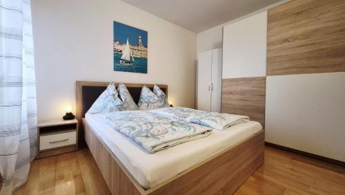 una camera da letto con un letto grande in una stanza di Ferienwohnung KRK Peter Lindpointner a Krk