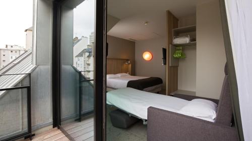 A bed or beds in a room at Campanile Rennes Centre - Gare