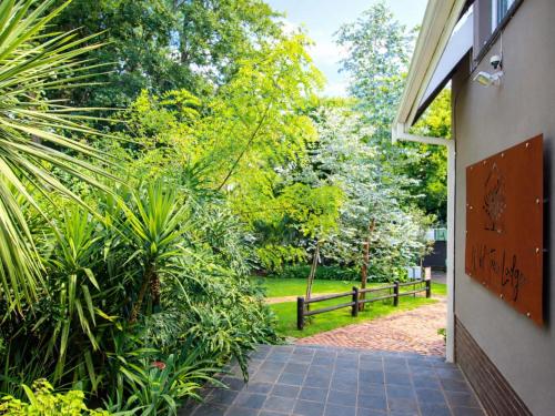 un sentiero che conduce a un giardino con una recinzione di Wild Tree Lodge a Benoni