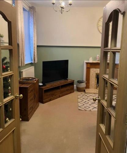 a living room with a flat screen tv in a room at Beautiful Countryside Cottage Alnwick in Alnwick