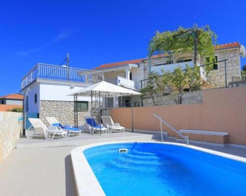 Pool villa near sea