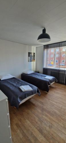 Giường trong phòng chung tại Private Rooms-Shared kitchen&bathroom- No host on site