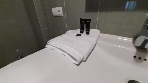 a towel sitting on the edge of a bath tub at Ameli House By PECA in Silleda