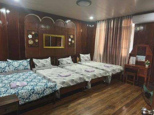 twee bedden naast elkaar in een kamer bij Topaz Bed & Breakfast Hotel in San Jose