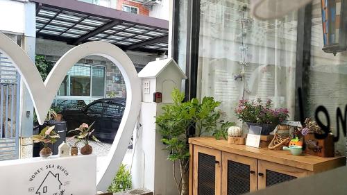 een winkelpui met een raam met potplanten bij Honey B&B in Hualien