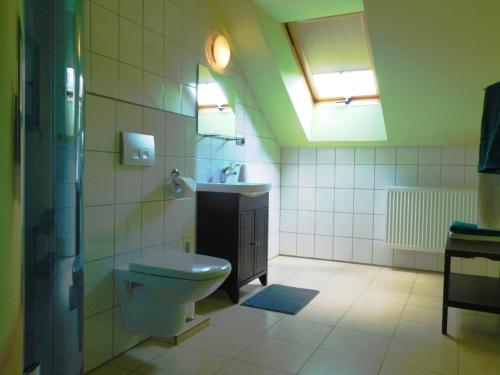 uma casa de banho com um WC e um lavatório em Strzegom Apartament-Pokoje em Strzegom