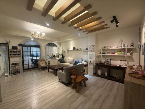 een woonkamer met een bank en een tafel bij Honey B&B in Hualien
